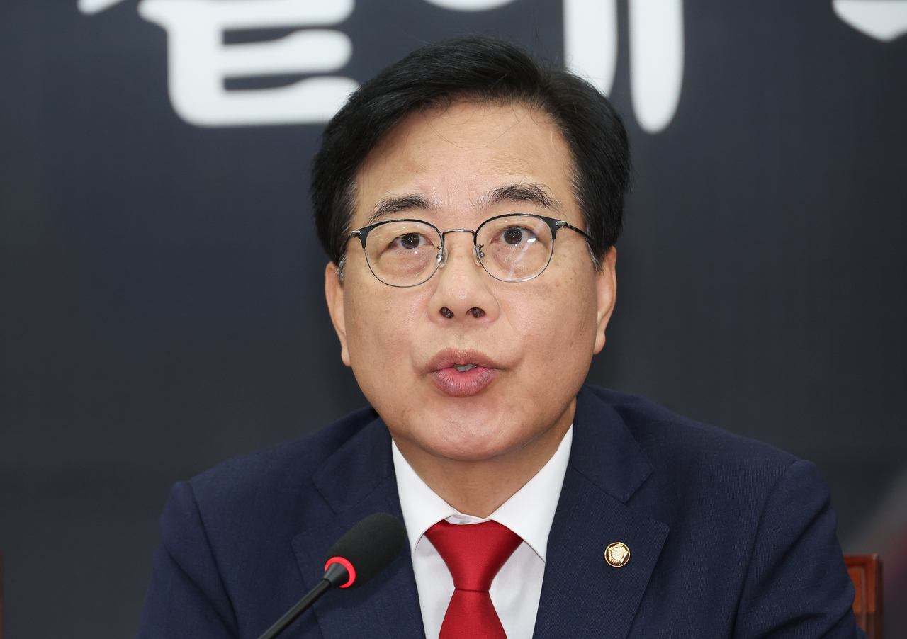 Rep. Song Eon-seog, interim leader of the main opposition People Power Party, speaks in a meeting held at the National Assembly in Yeouido, Seoul, Thursday. (Yonhap)