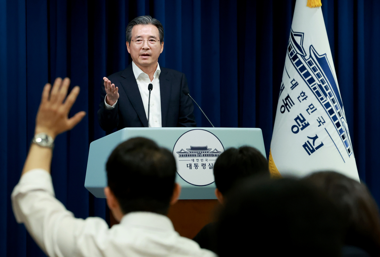 Presidential chief of staff for policy Kim Yong-beom speaks to the press during a press conference on the newly striked tariff deal with the US at the presidential office in Yongsan-gu, central Seoul, Thursday. (Yonhap)
