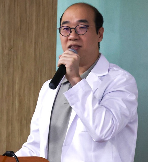 포항세명기독병원 김성묵 과장이 강의 중 뇌졸중의 주요 증상을 설명하고 있다. [포항세명기독병원제공]