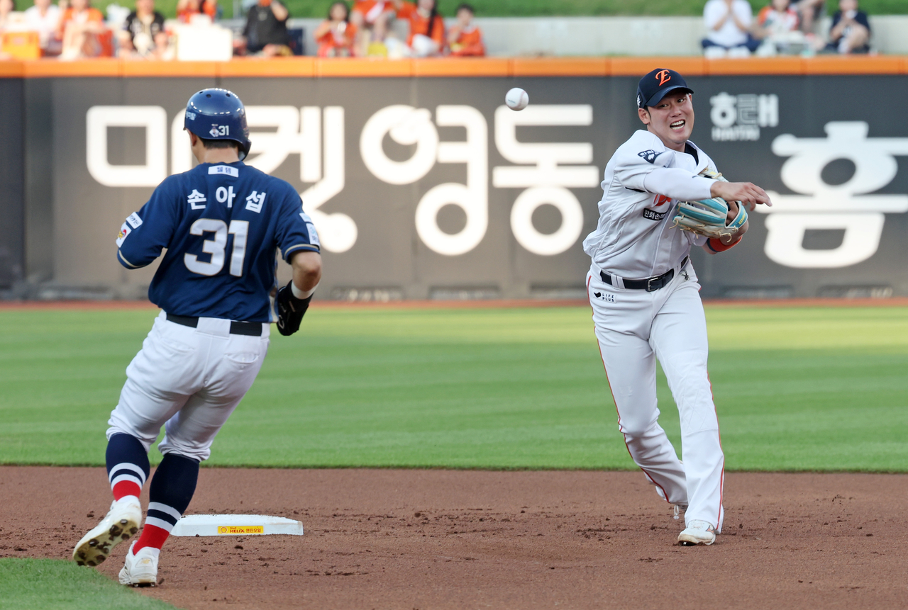 Outfielder Son Ah-seop (left) runs the base in a match between NC Dinos and the Hanwha Eagles at the Hanhwa Hanwha Life Ballpark in Daejeon on July 3. (Yonhap)