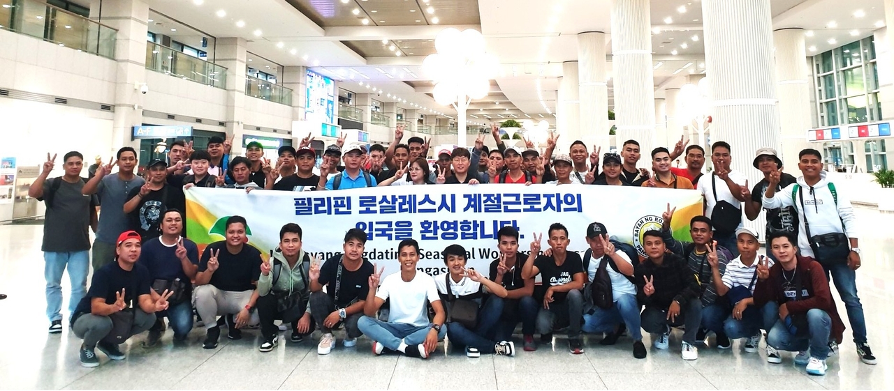 31일 필리핀 로살레스시 6명과  라오스 8명등 외국인 글로자들이 입국을 시작했다.[영주시 제공]