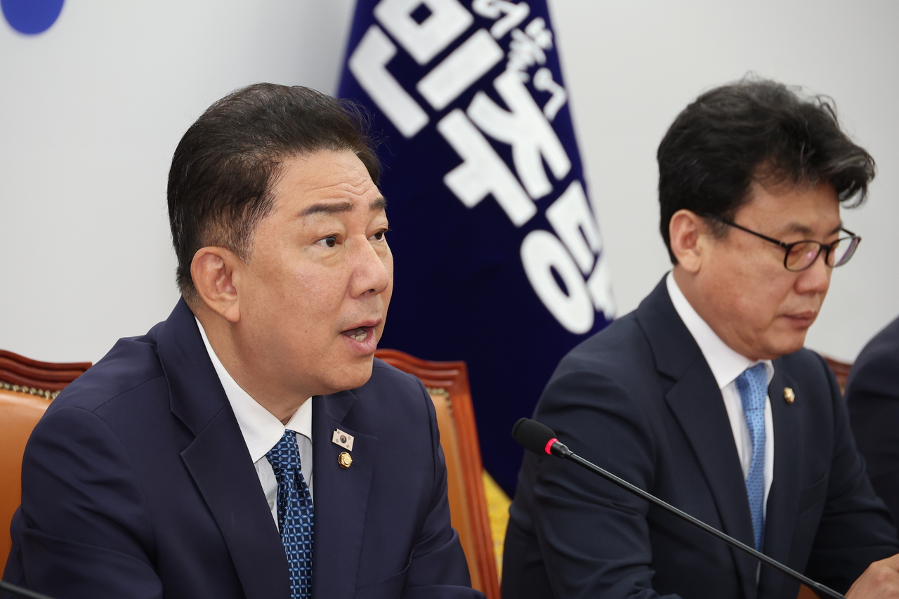 Rep. Kim Byung-kee (left), the Democratic Party of Korea's floor leader, speaks at a meeting at the National Assembly on Thursday. (Yonhap)