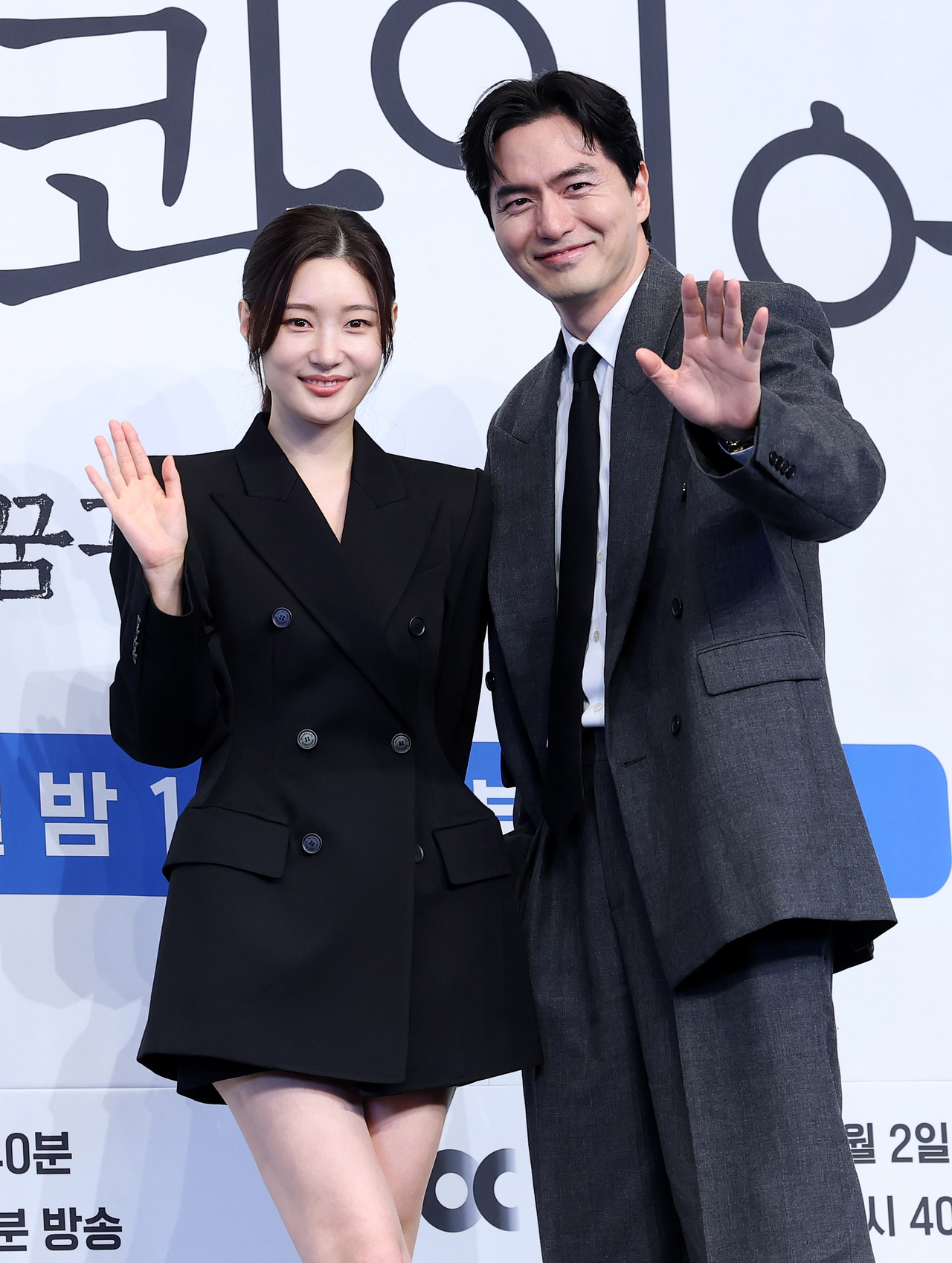 Jung Chae-yeon (left) and Lee Jin-wook pose for a photo during a press conference held in Guro-gu, Seoul, Thursday. (Newsis)