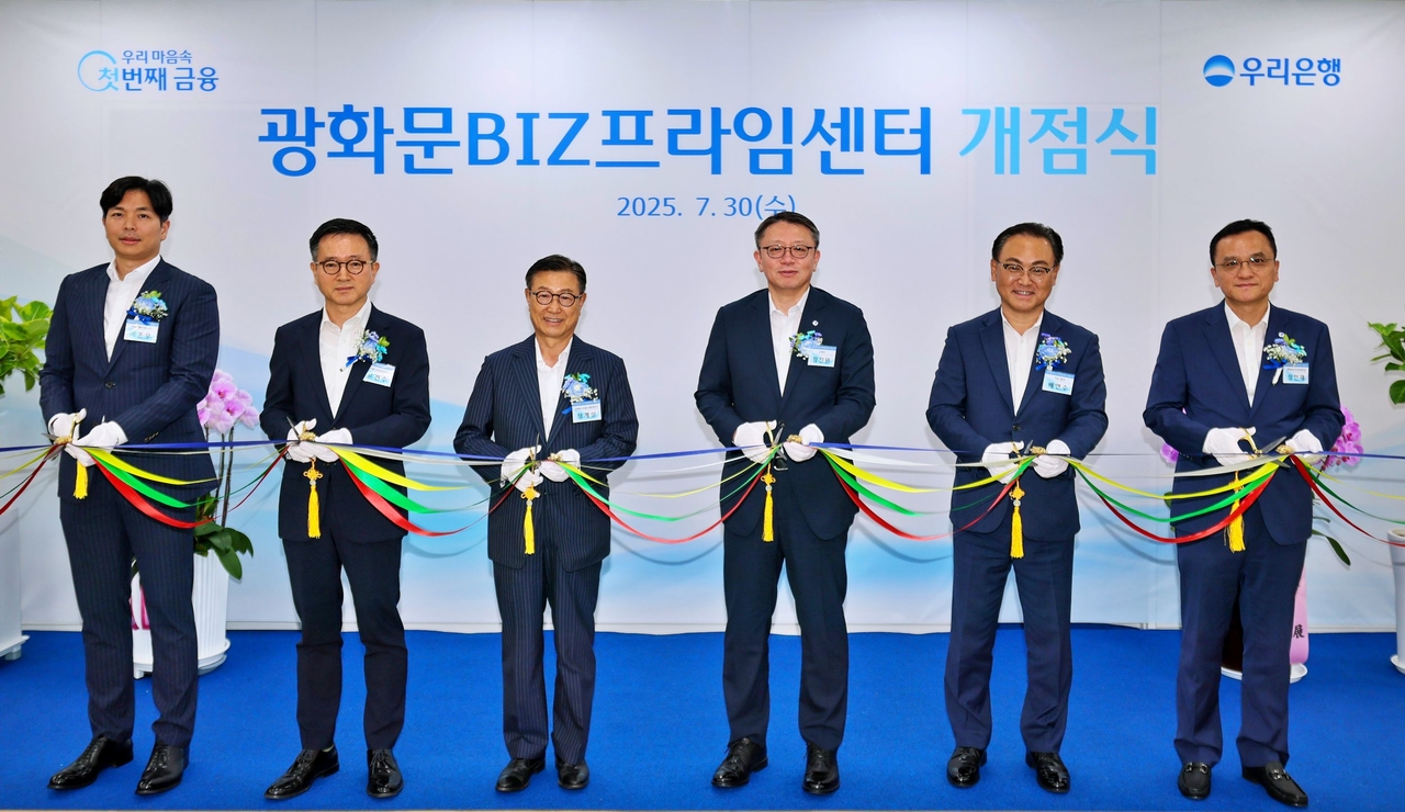 정진완 우리은행장(왼쪽 네 번째)이 지난 30일 열린 광화문 BIZ프라임센터 개점식에 주요 참석자들과 기념촬영을 하고 있다. 왼쪽부터 이존우 ㈜알스퀘어 대표, 윤건수 DSC인베스트먼트㈜ 대표, 정계성 김앤장법률사무소 대표변호사, 정 행장, 배연수 우리은행 기업그룹장, 정인재 광화문 BIZ프라임센터장. [우리은행 제공]
