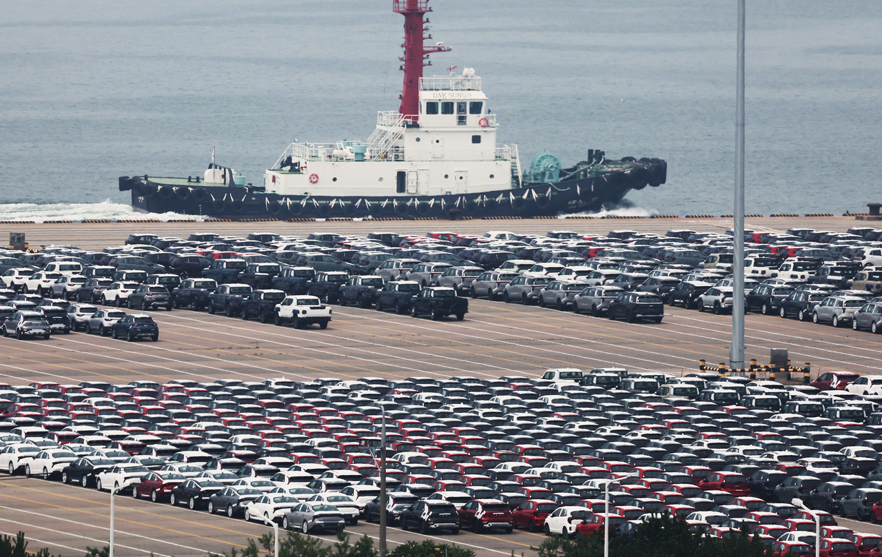 Export-bound vehicles are parked at Pyeongtaek Port in Gyeonggi Province on Wednesday. (Yonhap)