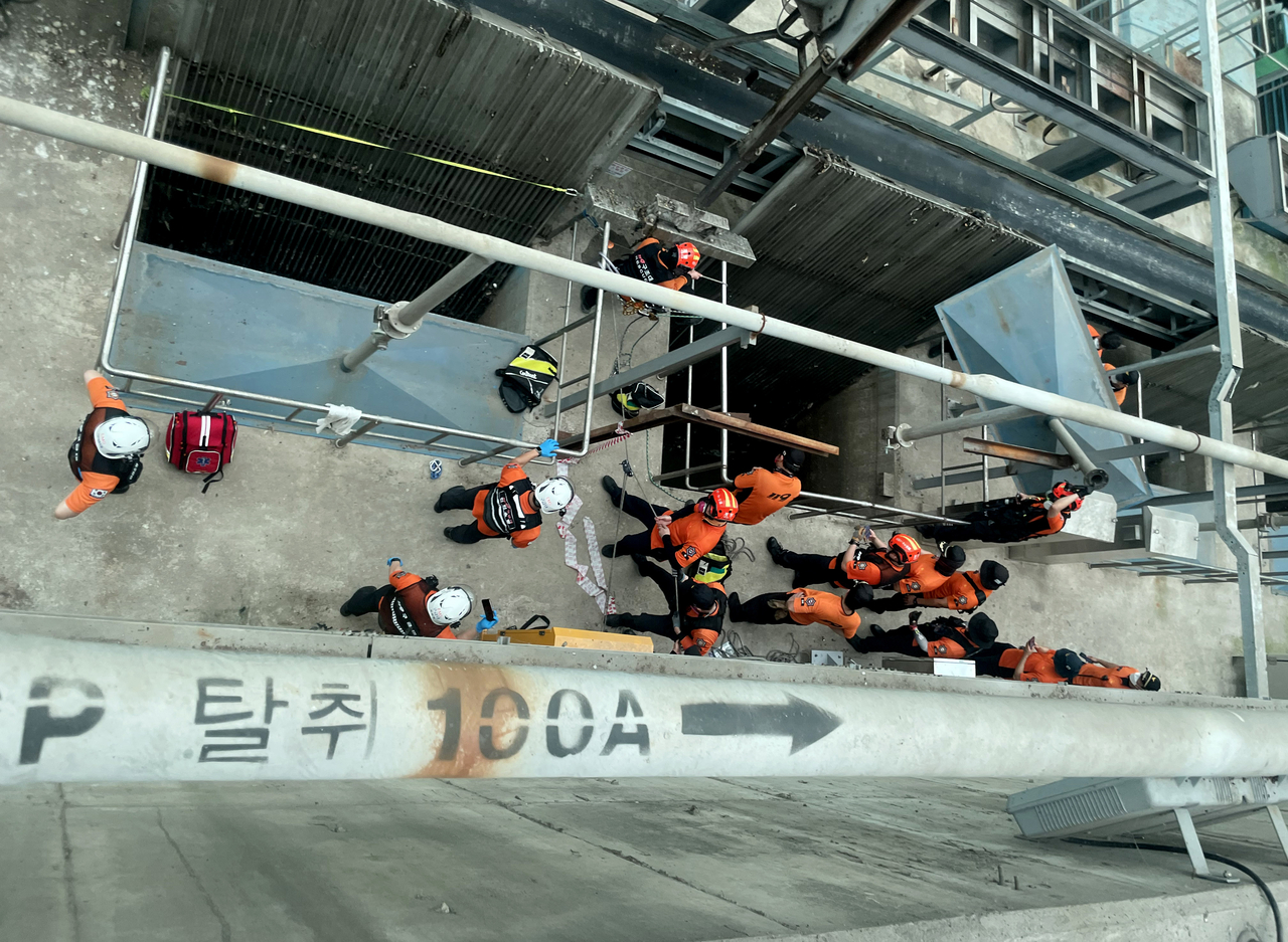 소방 당국이 지난 7일 오전 인천 굴포하수종말처리장에서 맨홀 사고 실종자 수색 작업을 하고 있다.[연합]
