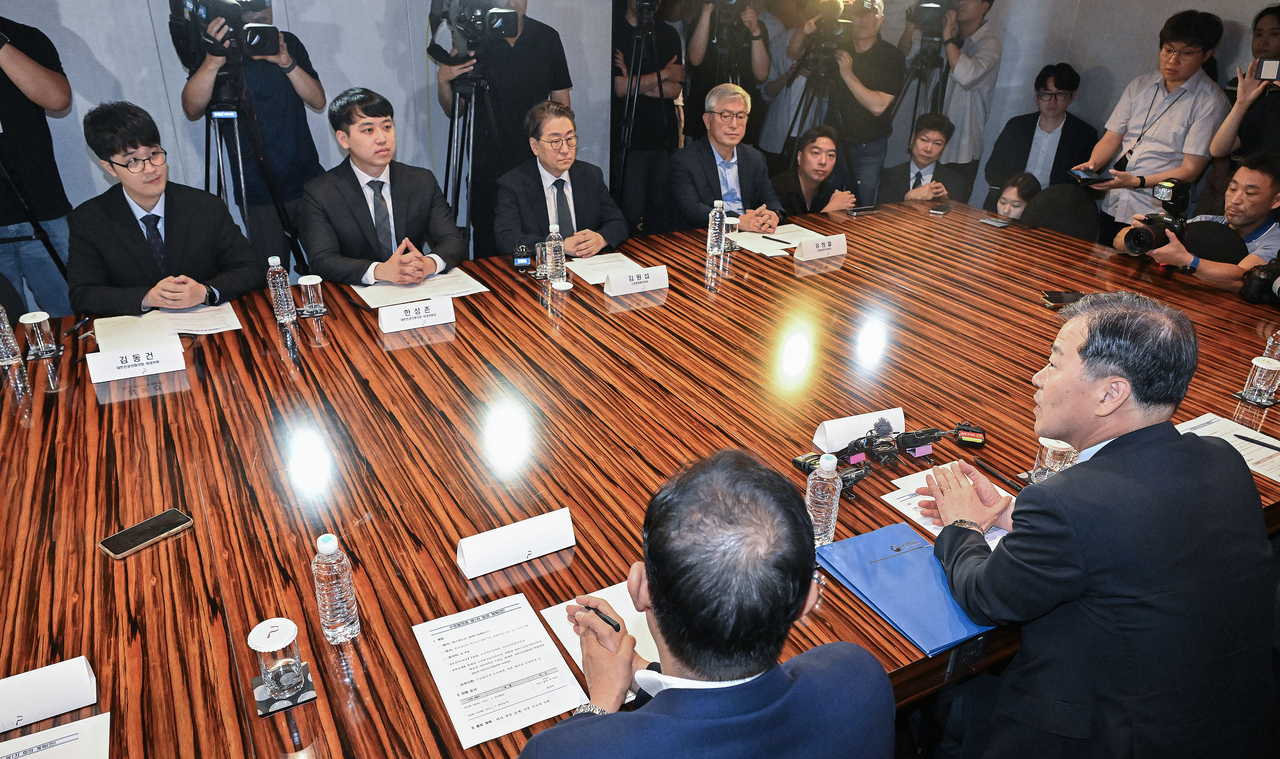 지난 25일 서울 중구 플라자호텔에서 이형훈 보건복지부 제2차관(오른쪽)과 김동건 대전협 비대위원(왼쪽부터), 한성존 대한전공의협의회(대전협) 비대위원장, 김원섭 대한수련병원협의회장, 유희철 수련환경평가위원회 위원장이 등이 참석한 가운데 수련협의체 첫 회의가 열렸다.[연합]