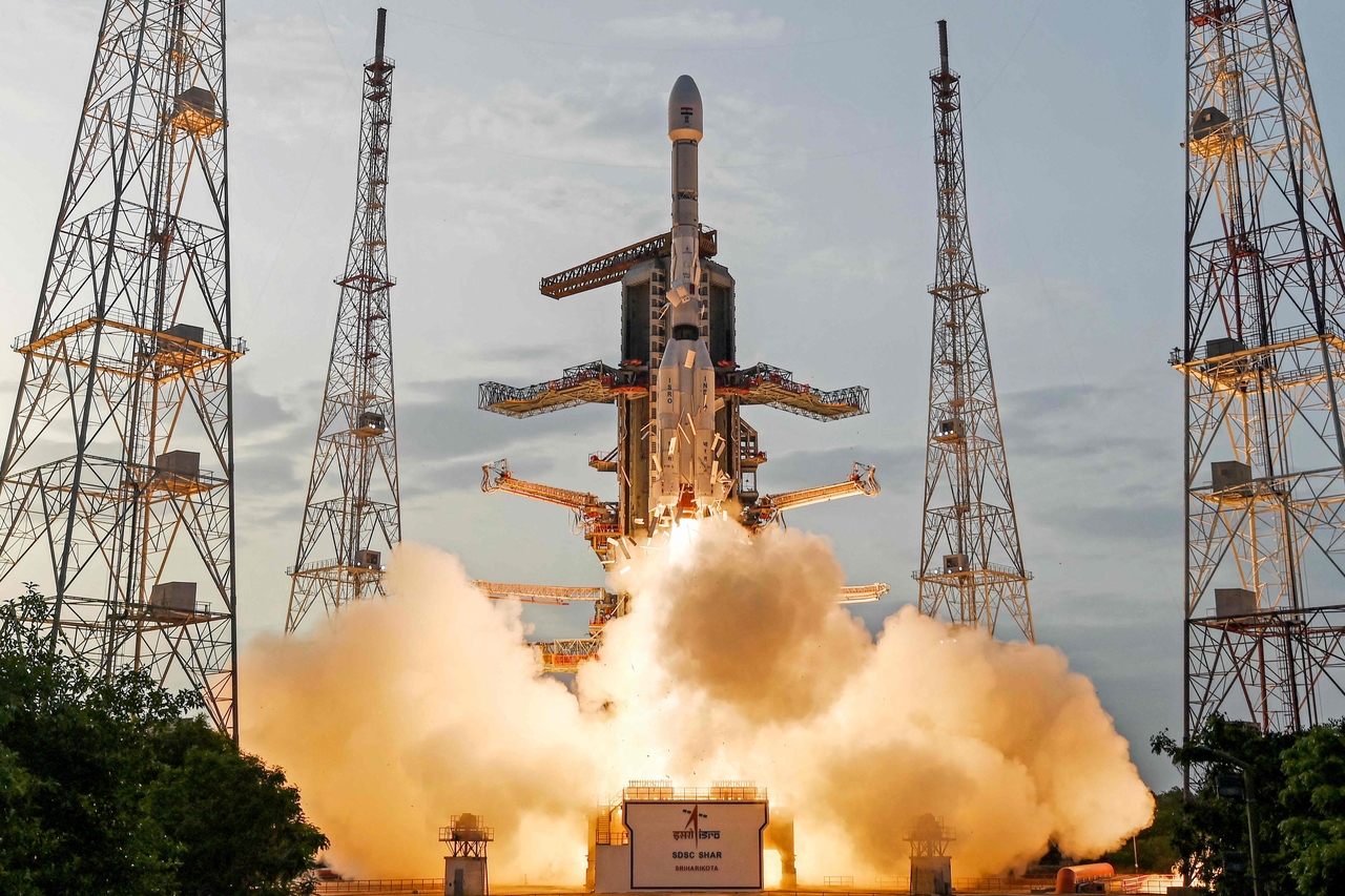 A launch vehicle carrying an Earth observation satellite lifts off in India’s Andhra Pradesh state, Wedensday.   AFP-Yonhap