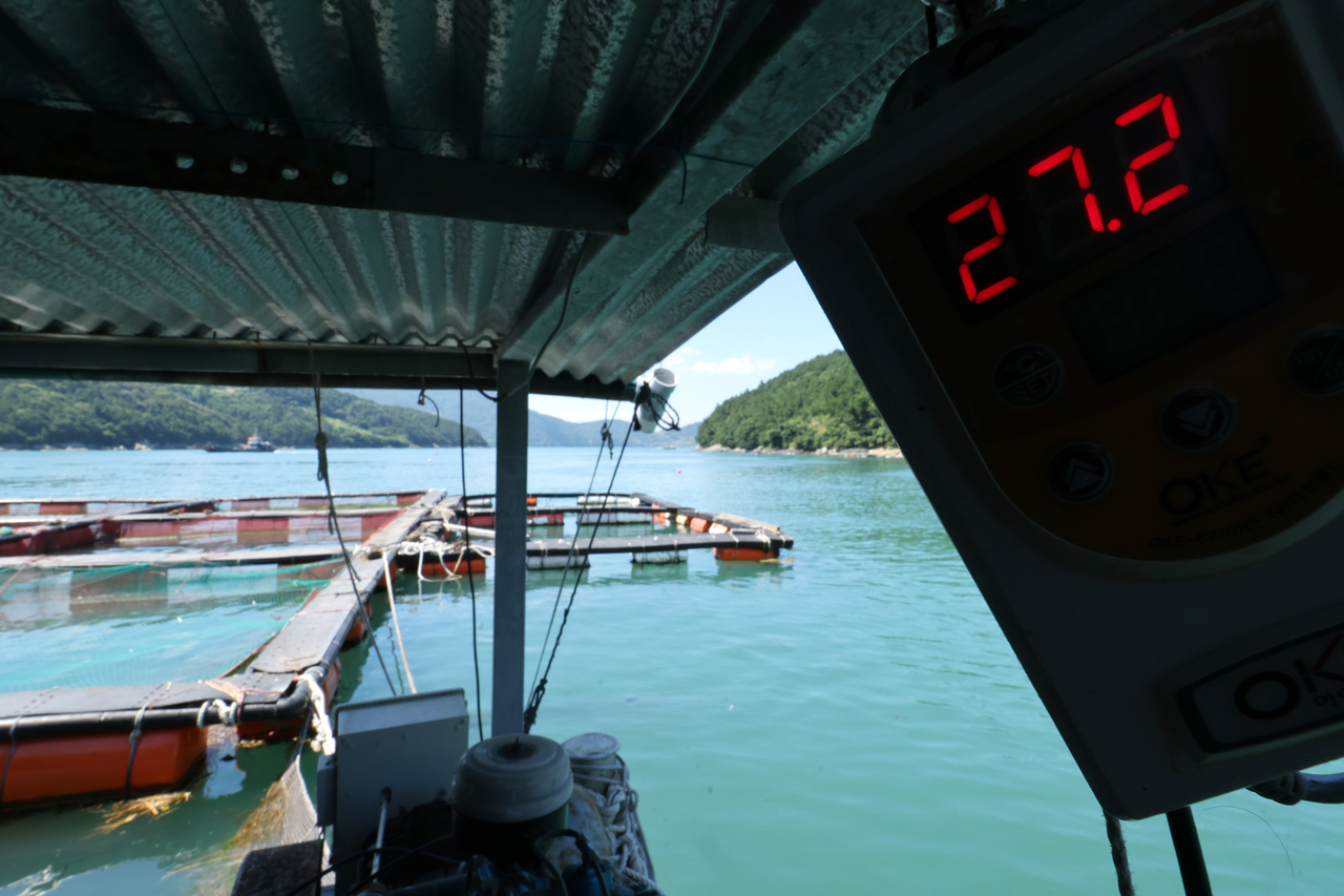 An electronic display showing water temperatures at a cage fish farm in Yeosu, South Jeolla Province, registers 27.2 degrees Celsius on Wednesday. (Yonhap)