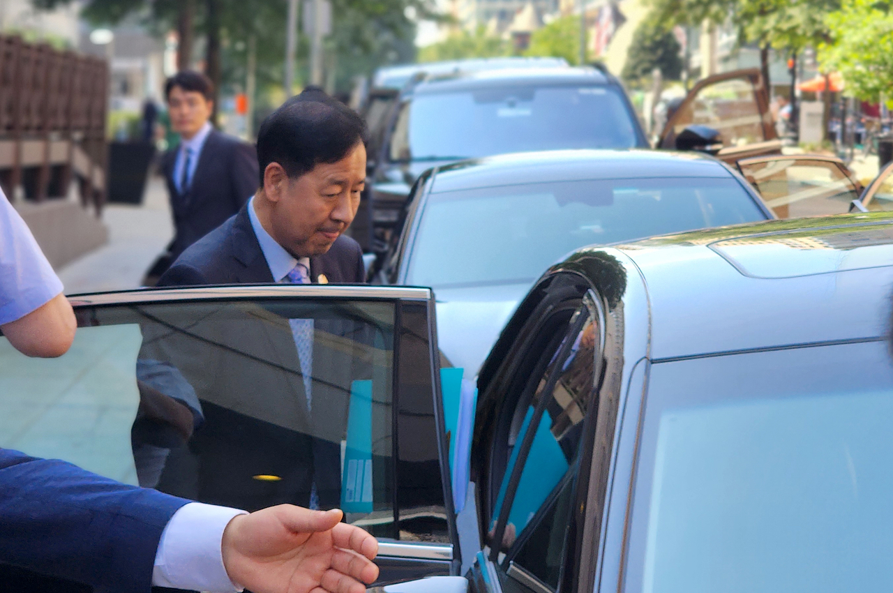 구윤철 부총리 겸 기획재정부 장관이 30일(현지시간) 워싱턴DC 미국 상무부 청사에서 하워드 러트닉 미 상무장관과 통상협의를 하기 위해 숙소에서 나서 차량에 올라타고 있다. [연합]