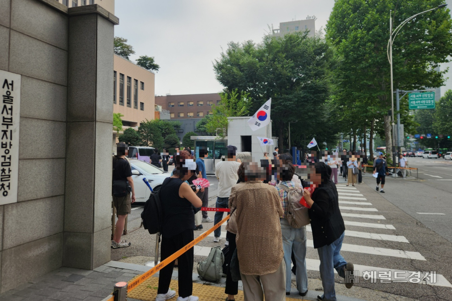 1일 서울 마포구 서울서부지방원 앞에 윤석열 전 대통령 지지자들이 모여있다. 이들은 토토사이트 순위 난동 사태 가담자들을 태운 법무부 호송차량을 향해 “힘내라”고 연신 외쳐대기도 했다. 이영기 기자.