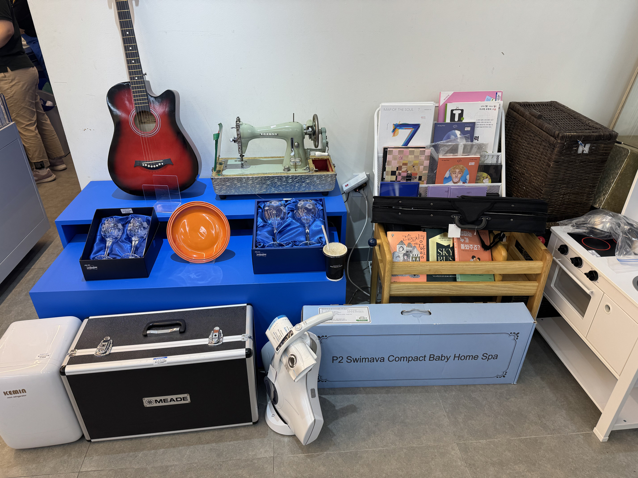Items are displayed at a Goodwill Store located in Woori Financial Group's headquarters in central Seoul in July. (Park Ga-young/The Korea Herald)