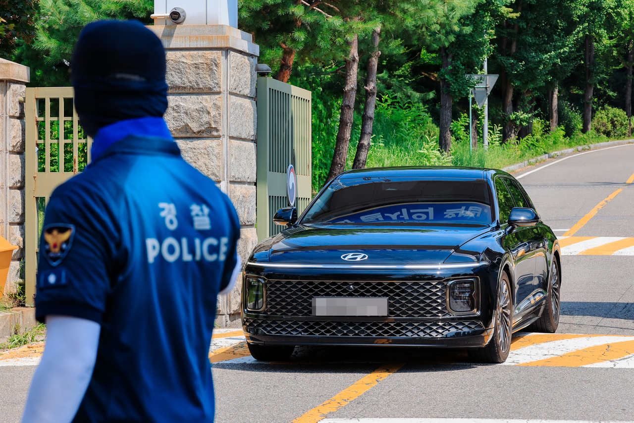 A vehicle with investigators from the special counsel team led by prosecutor Min Joong-ki leaves the Seoul Detention Center in Uiwang, Gyeonggi Province, on Friday, after failing to execute a court-issued arrest warrant to bring in former President Yoon Suk Yeol for questioning. Yonhap