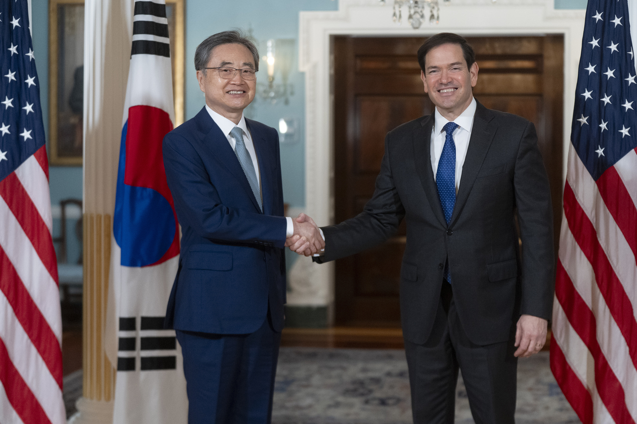 Foreign Minister Cho Hyun (left) shakes hands with US Secretary of State Marco Rubio in the Treaty Room at the State Department in Washington on Thursday. (AP-Yonhap)