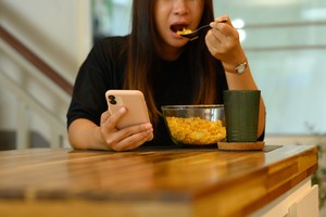 9 out of 10 Koreans watch videos while eating alone, survey finds