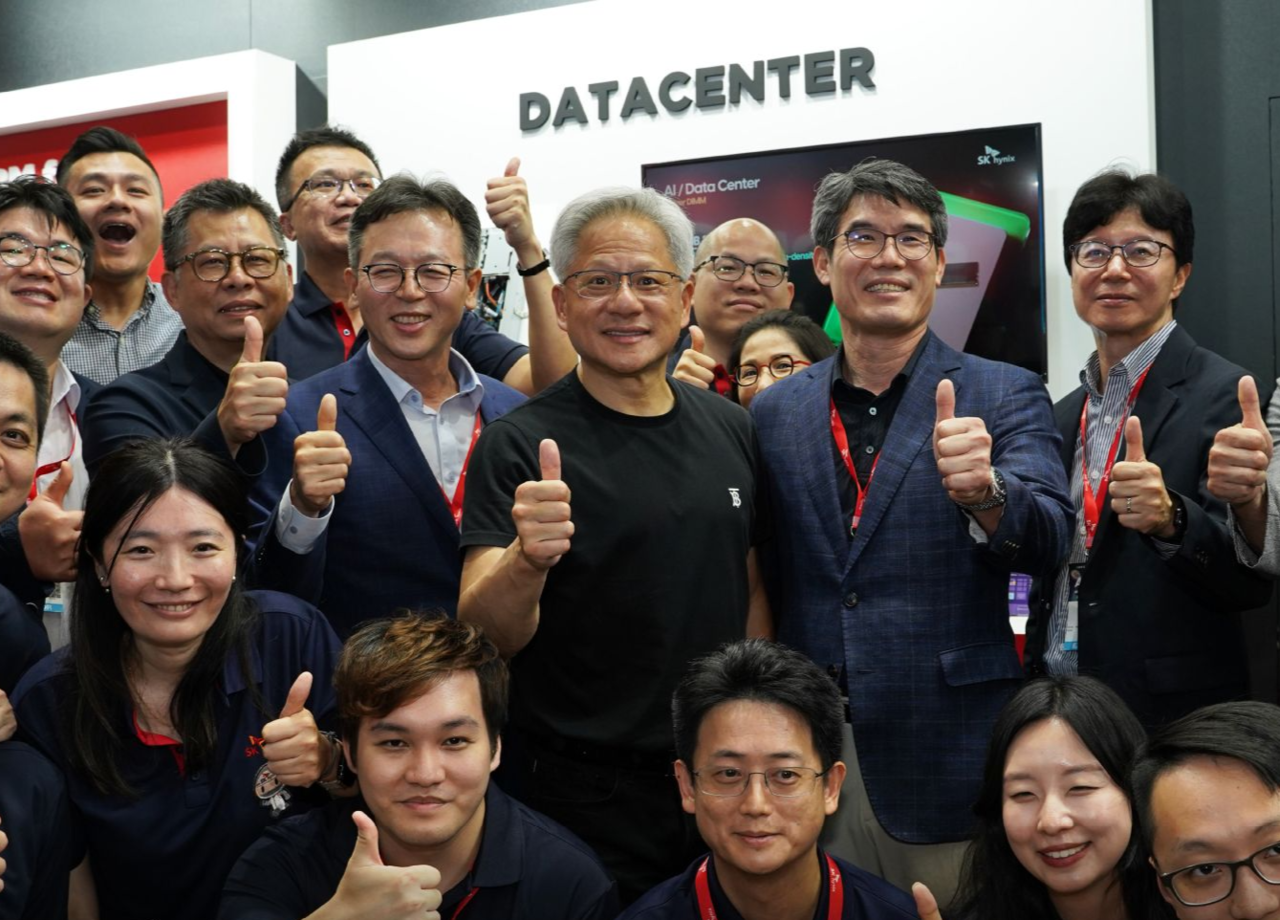 젠슨 황 엔비디아 최고경영자(CEO)가 지난 5월 20일 대만 타이베이에서 열린 IT 전시회 ‘컴퓨텍스 2025’에서 SK하이닉스 부스를 깜짝 방문해 임직원들과 기념촬영하고 있다. [SK하이닉스 SNS]