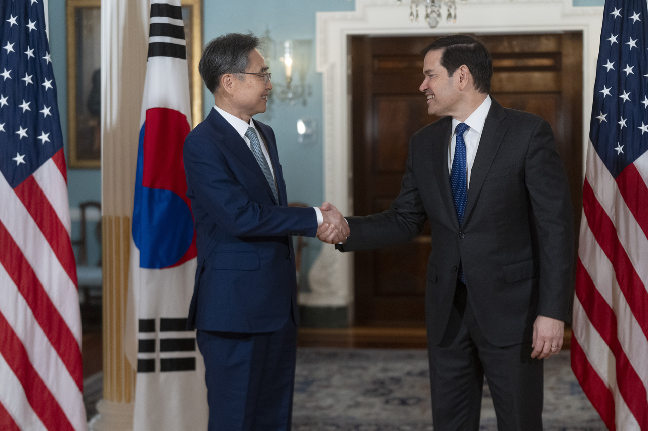 마코 루비오 미 국무장관(오른쪽)이 31일 워싱턴 국무부 조약실에서 조현 외교부 장관과 악수하고 있다. [AP]