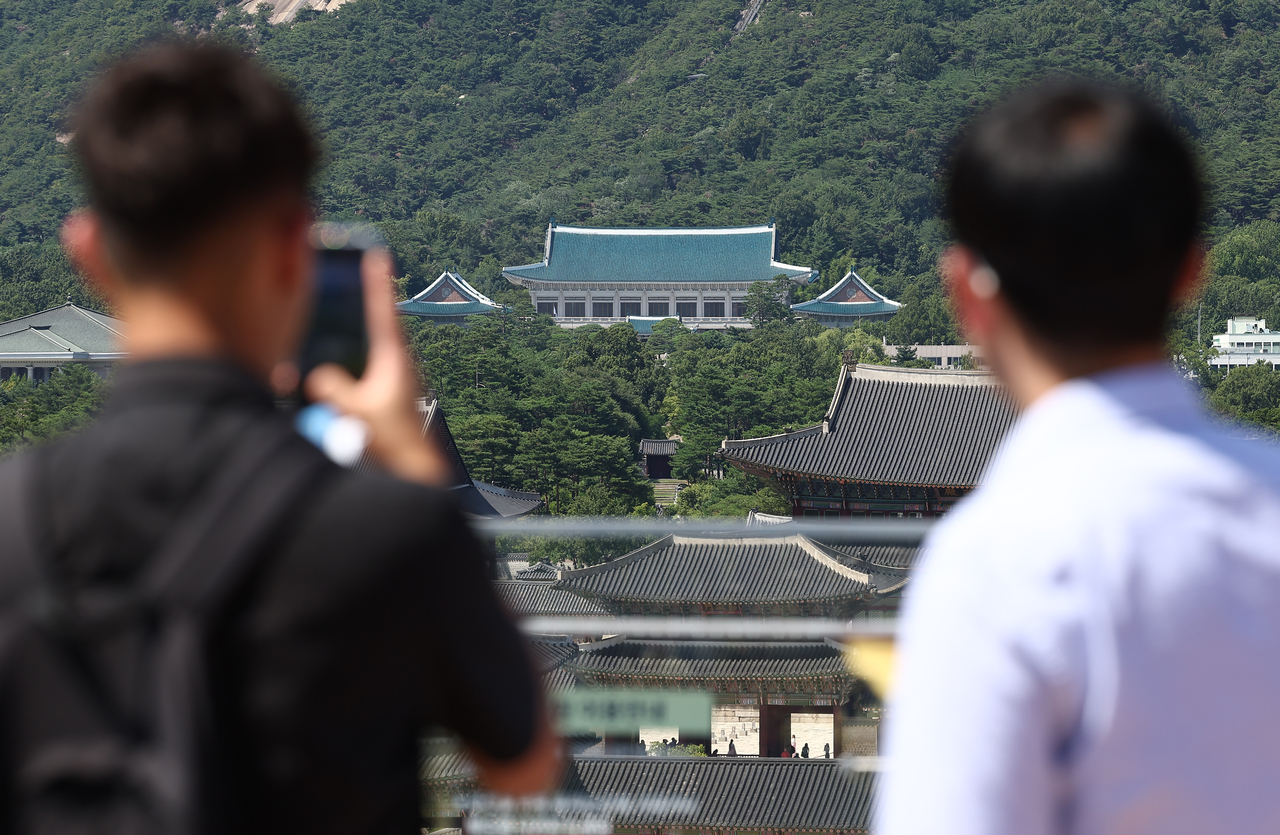 A man takes a photo of Cheong Wa Dae on July 27. (Yonhap)