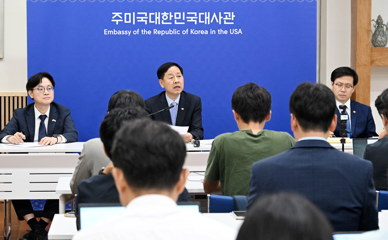 구윤철 경제부총리 겸 기획재정부 장관이 30일(현지시간) 미국 워싱턴DC 주미한국대사관에서 열린 ‘한-미 통상협의 결과브리핑’에서 발표문을 낭독하고 있다. 왼쪽부터 김정관 산업통상자원부 장관, 구윤철 부총리, 여한구 통상교섭본부장 [연합]