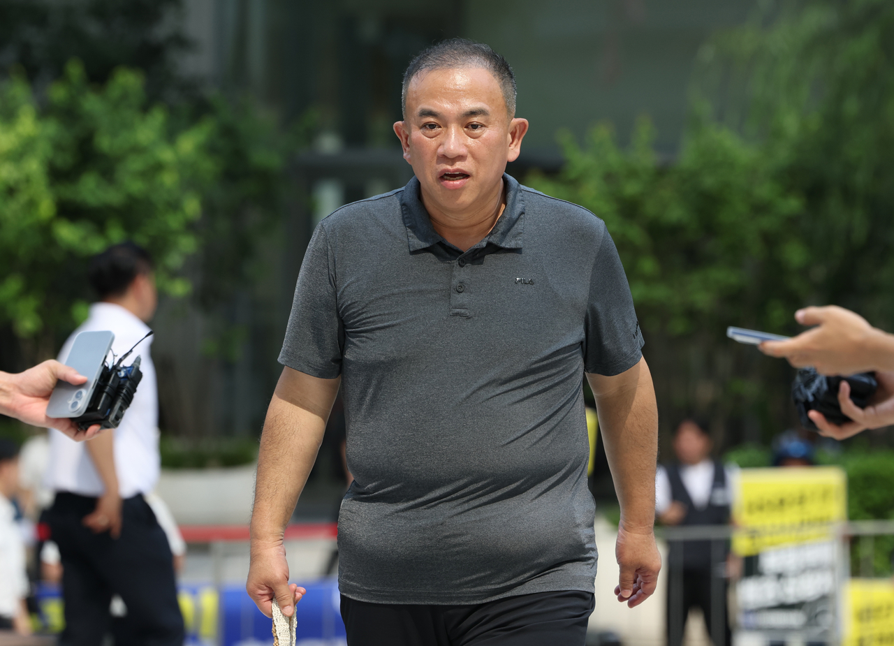 공천개입 의혹을 받는 정치 브로커 명태균씨가 1일 뇌물공여 혐의 피의자 신분으로 조사를 받기 위해 서울 종로구에 위치한 김건희 on game 토토사이트 사무실로 출석하고 있다. [연합]