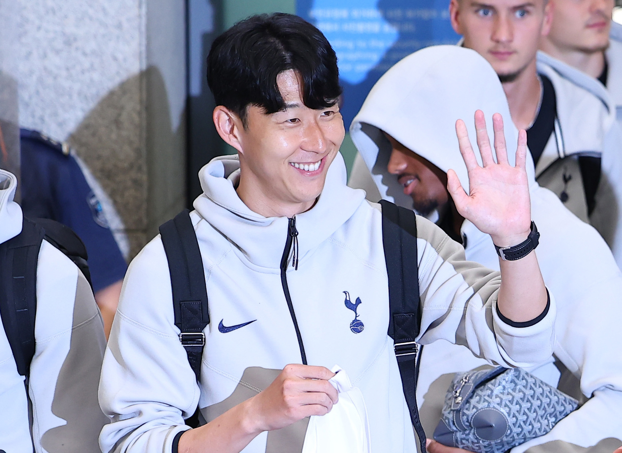 Tottenham's Son Heung-min waves to fans as he arrives at Incheon Airport's Terminal 1 on Friday. (Yonhap)