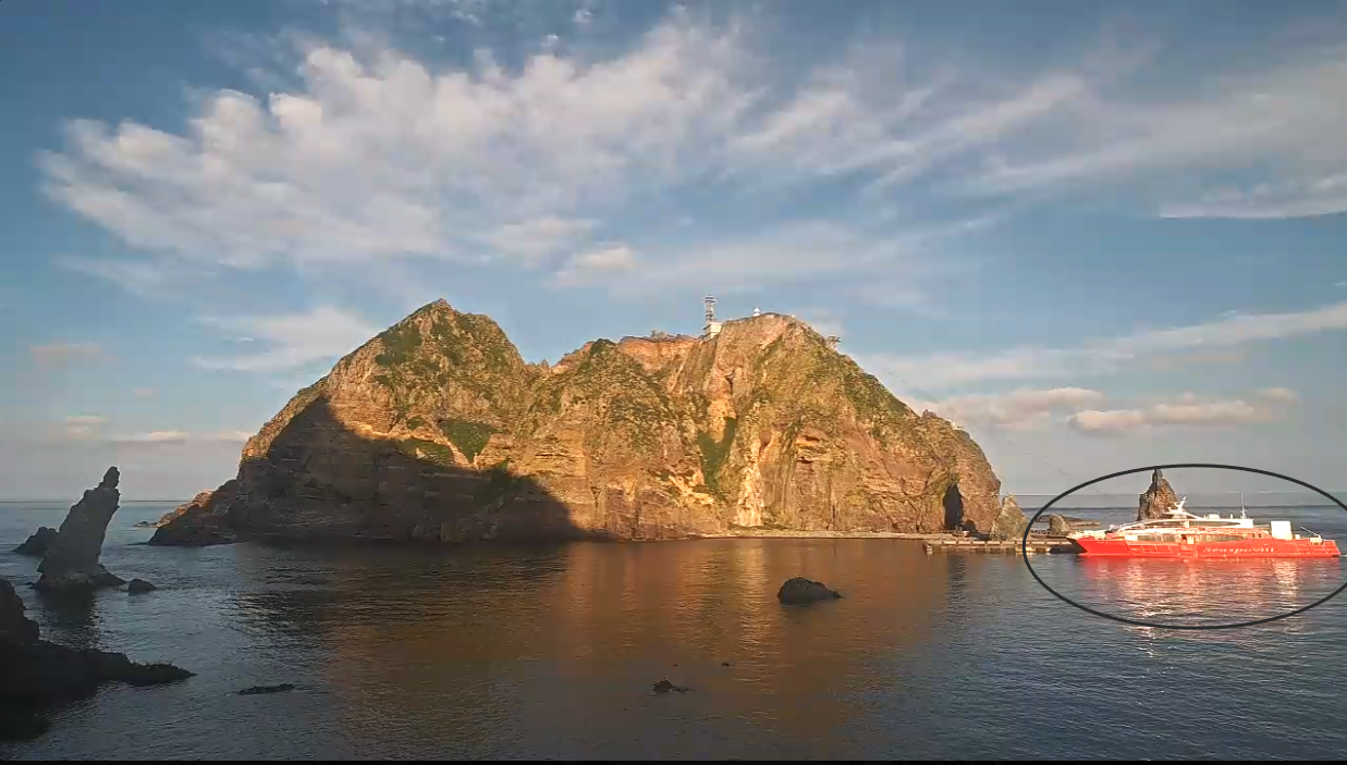 판도라토토(동도)선착장에 접안중인  판도라토토 유람선(울릉군청 누리집 실시간 웹방송 캡쳐]