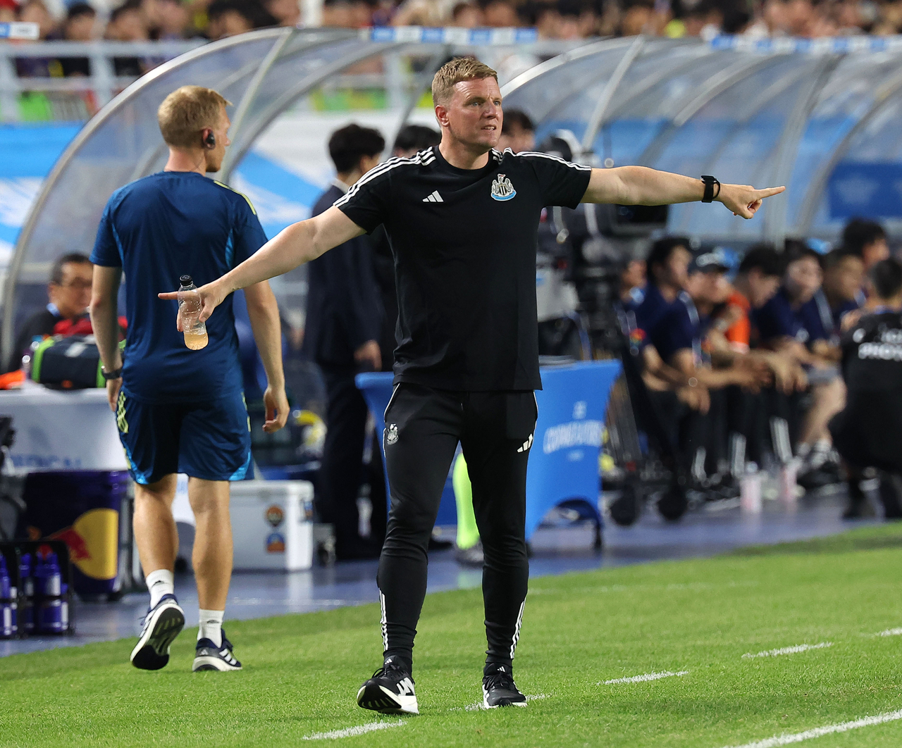 Newcastle United head coach Eddie Howe directs his players during their preseason match against Team K League at Suwon World Cup Stadium in Suwon, Gyeonggi Province, on Wednesday. (Yonhap)