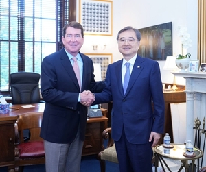 FM Cho meets US senators, White House officials after tariff deal