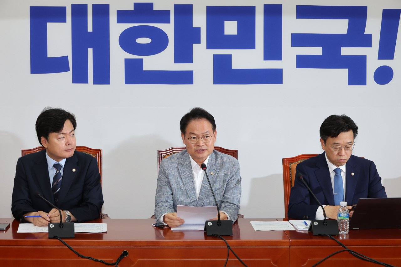Rep. Huh Young (center) of the Democratic Party of Korea explains the party's proposed revisions to Articles 2 and 3 of the Labor Union Act on Sunday, before the National Assembly's plenary session scheduled for Monday. (Yonhap)
