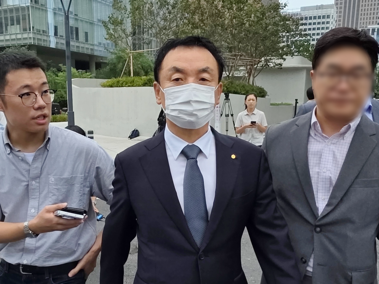 Kwon Oh-soo, former chairman of Deutsche Motors, leaves the special counsel’s office in Gwanghwamun, Seoul, after being summoned in connection with the stock manipulation scandal involving Deutsche Motors and First Lady Kim Keon-hee, on Sunday. (Yonhap)