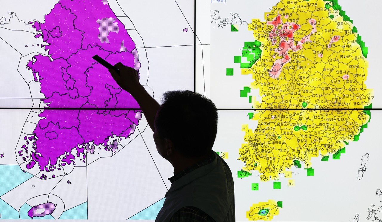 A forecaster at the Korea Meteorological Administration's Seoul Metropolitan Office in Suwon, Gyeonggi Province, briefs on heat wave advisories and warnings on Tuesday. (Yonhap)