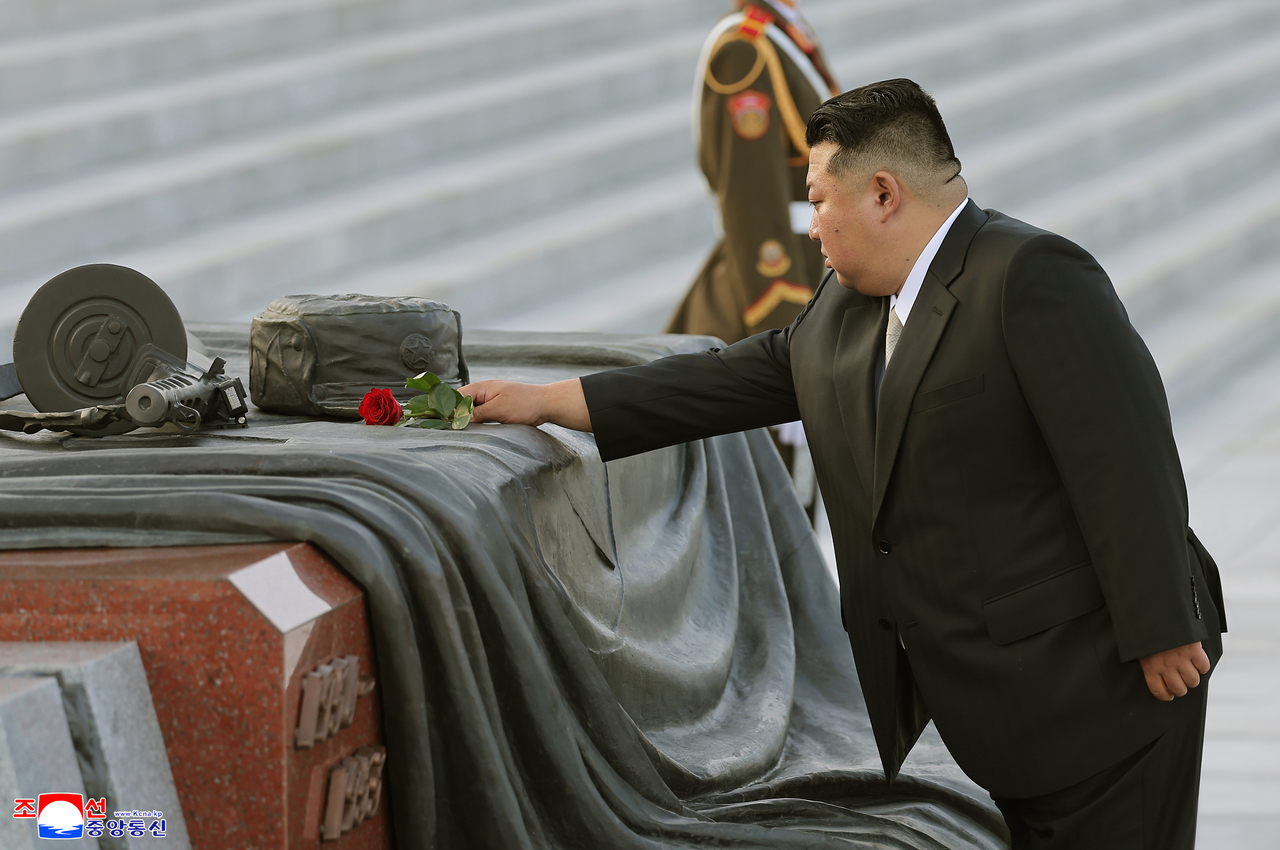 North Korean leader Kim Jong-un visits the Revolutionary Martyrs’ Cemetery with war veterans on July 26, marking the eve of the 72nd anniversary of the Fatherland Liberation War victory. (Yonhap)