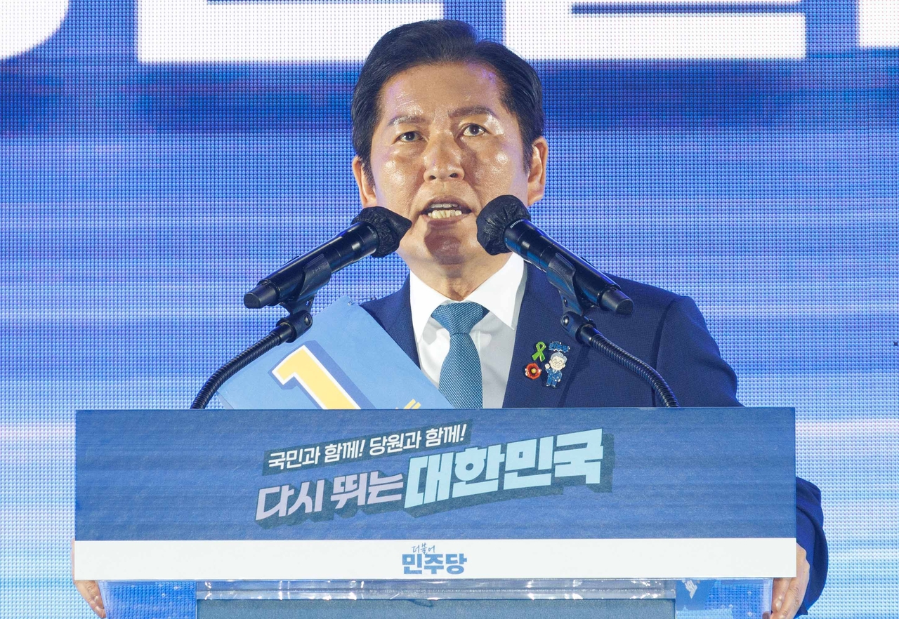 Rep. Jung Chung-rae, the newly elected leader of the ruling Democratic Party of Korea, speaks during the party's national convention held at Kintex in Goyang, Gyeonggi Province, Saturday. (Yonhap)