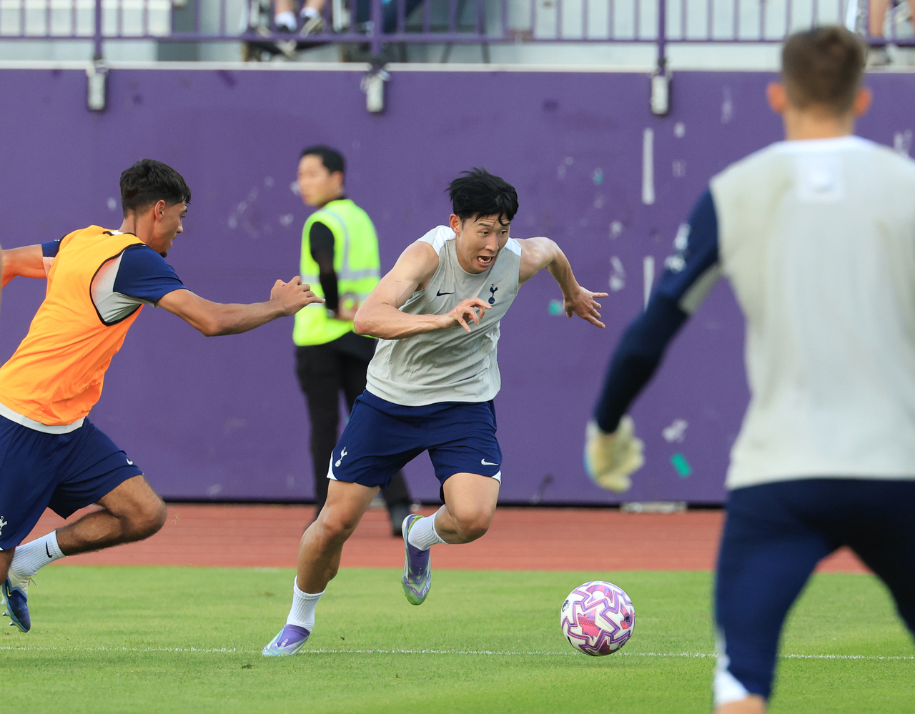 Son Heung-min of Tottenham Hotspur (center) takes part in an opening training session at Anyang Stadium in Anyang, Gyeonggi Province, on Saturday, the eve of Tottenham's preseason match in Seoul against Newcastle United. (Yonhap)