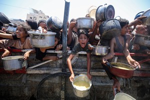 Israeli fire again kills Gaza aid-seekers (US envoy meets with hostages' families