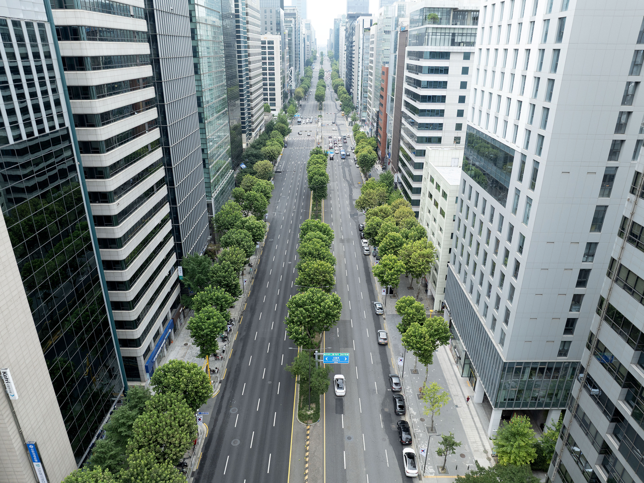 Teheran-ro, a business hub lined with high-rise office buildings in Seoul’s Gangnam district, is seen nearly empty of vehicle traffic on Sunday, as South Korea enters its peak summer vacation season, typically spanning the last week of July to the first week of August. (Yonhap)