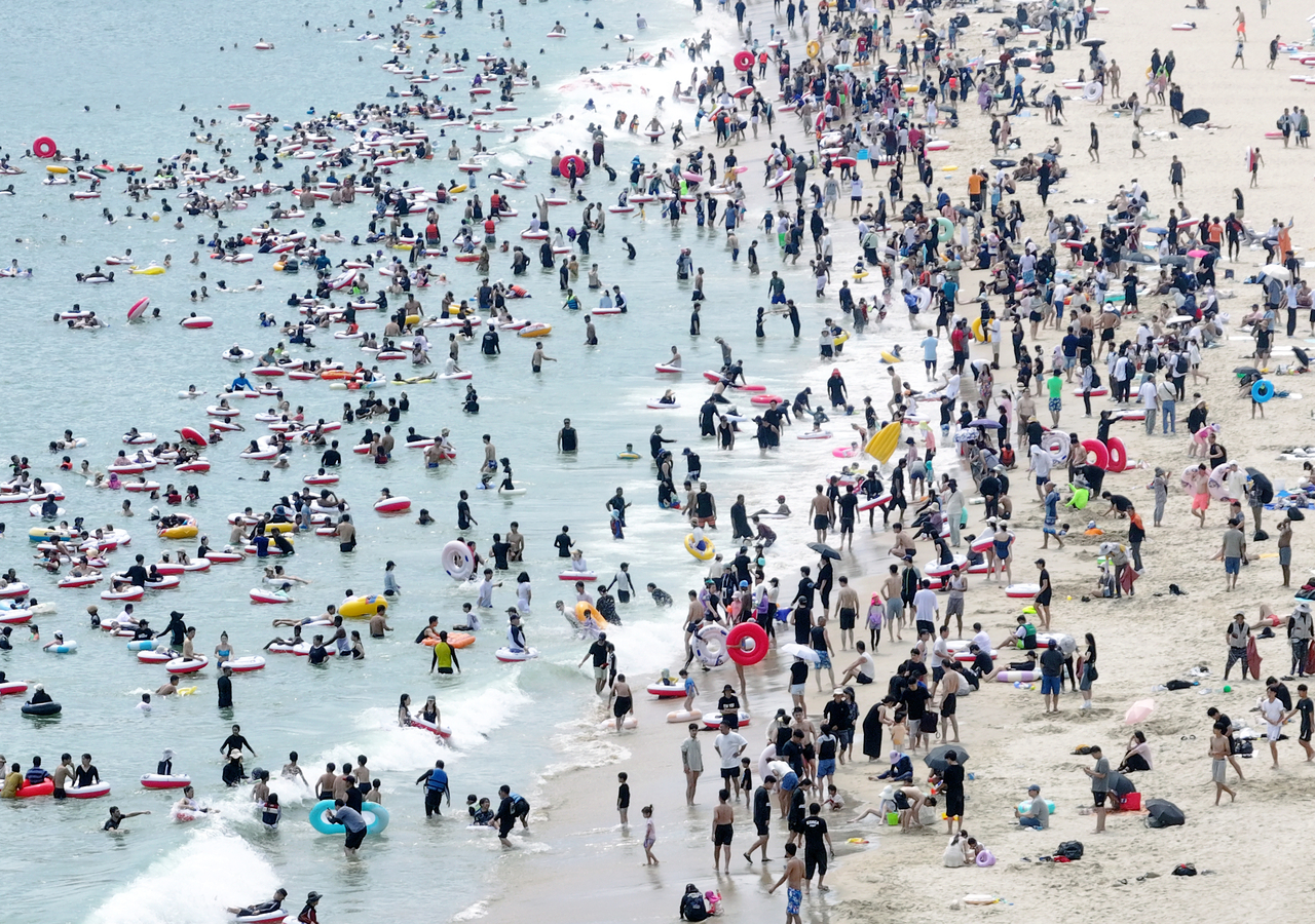 Summer vacationers pack Haeundae Beach in the southeastern city of Busan amid a heat wave on Sunday. (Yonhap)
