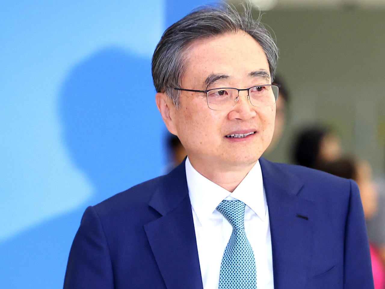 Foreign Minister Cho Hyun arrives at Incheon International Airport, west of Seoul, on Sunday, following his visit to Japan and the United States. (Yonhap)