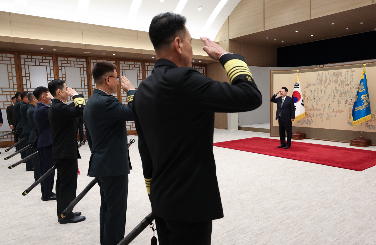 2023년 10월 윤석열 전 대통령이 장성 진급·보직 신고 및 삼정검 수치 수여식에서 토토사이트 가입하면으로 진급한 당시 김명수(오른쪽부터) 합참의장 내정자와 박안수 육군참모총장, 양용모 해군참모총장, 이영수 공군참모총장, 강신철 한미연합군사령부 부사령관 등으로 부터 거수경례를 받는 모습. [연합]