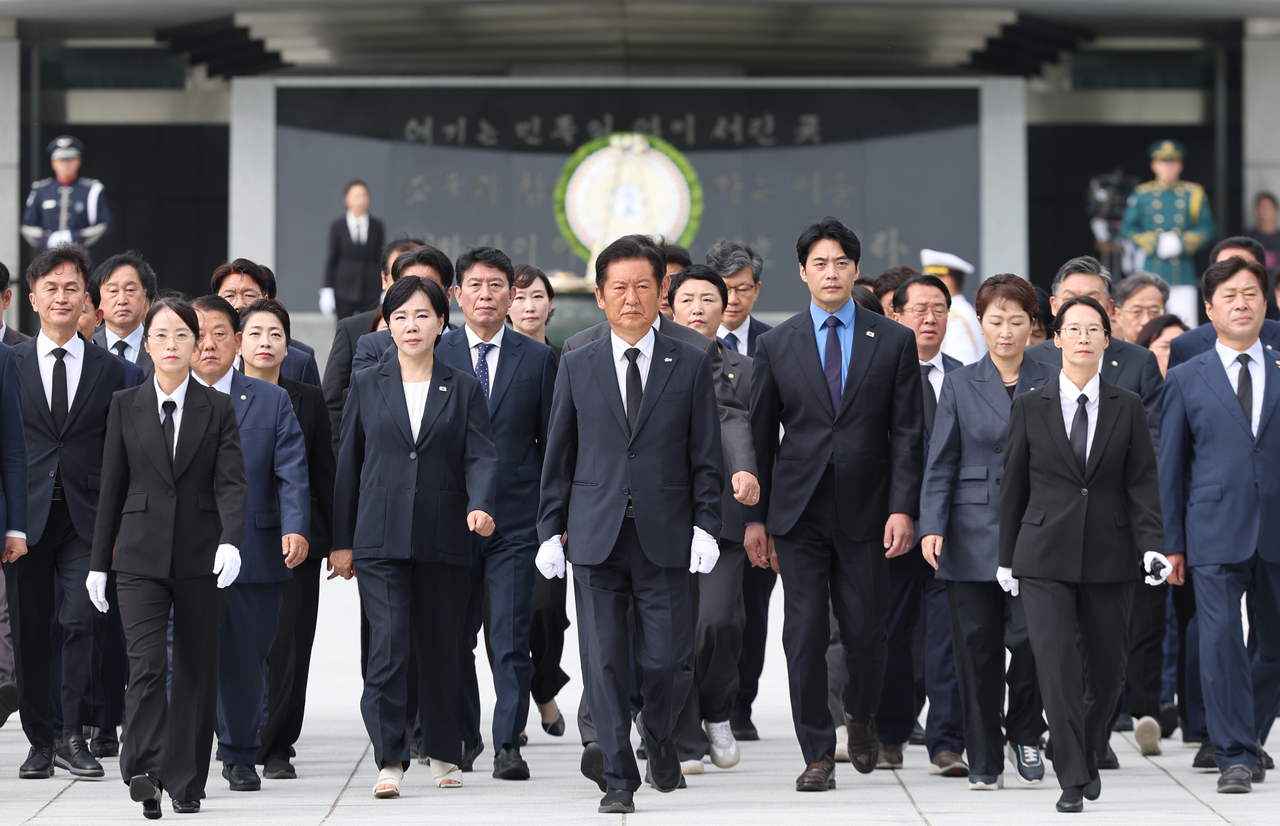 Jung Chung-rae (center), new leader of the ruling Democratic Party, visits the National Cemetery to pay tribute to South Korean patriotic martyrs and war dead in Seoul on Monday. (Yonhap)