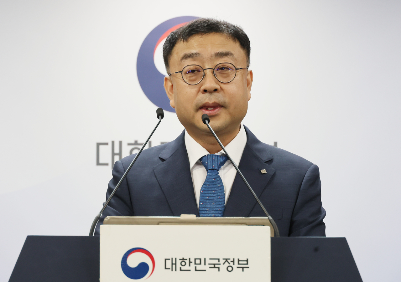 Song Sang-hoon, deputy minister for office of ICT policy at ICT ministry, speaks during a press briefing at the Government Complex Seoul on Monday. (Yonhap)