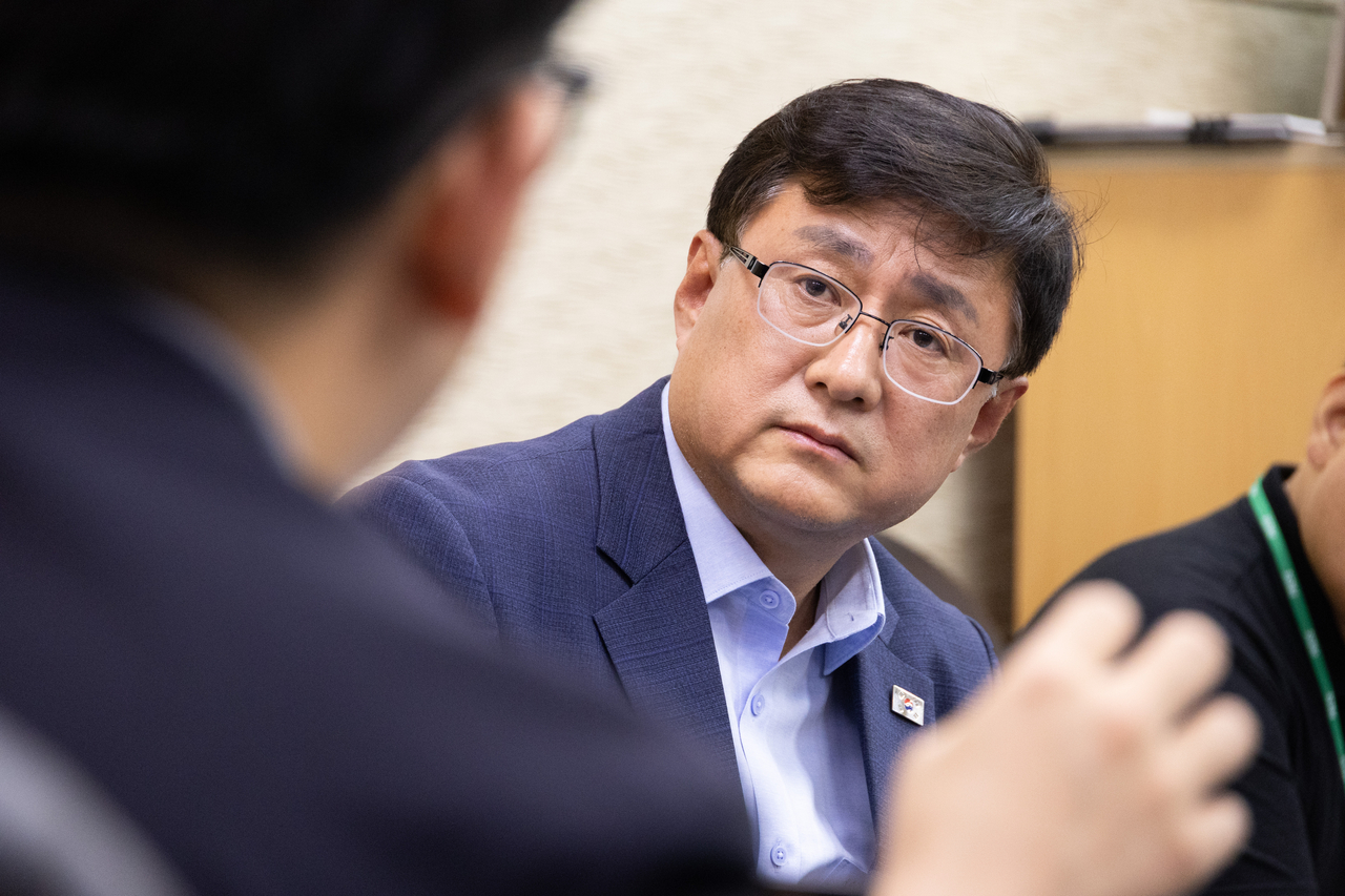 김성환 환경부 장관이 4일 정부세종청사 환경부 기자실에서 티타임을 갖고 기자의 질문을 듣고 있다. [환경부 제공]