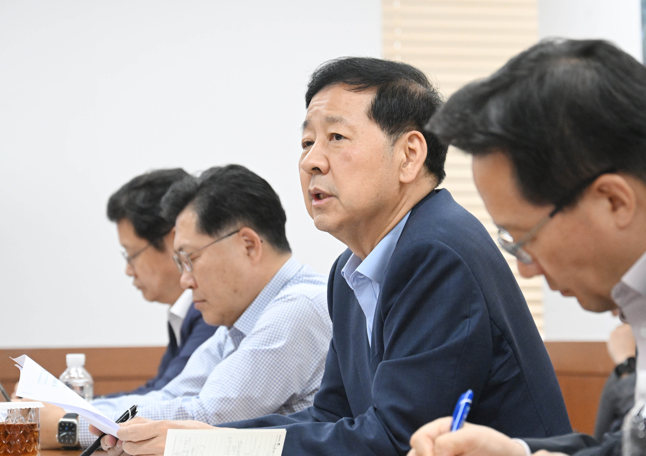 구윤철 부총리 겸 기획재정부 장관이 4일 서울 종로구 정부서울청사에서 서울청사와 세종청사간 화상으로 열린 기재부 확대간부회의를 주재하고 있다. [기획재정부 제공]