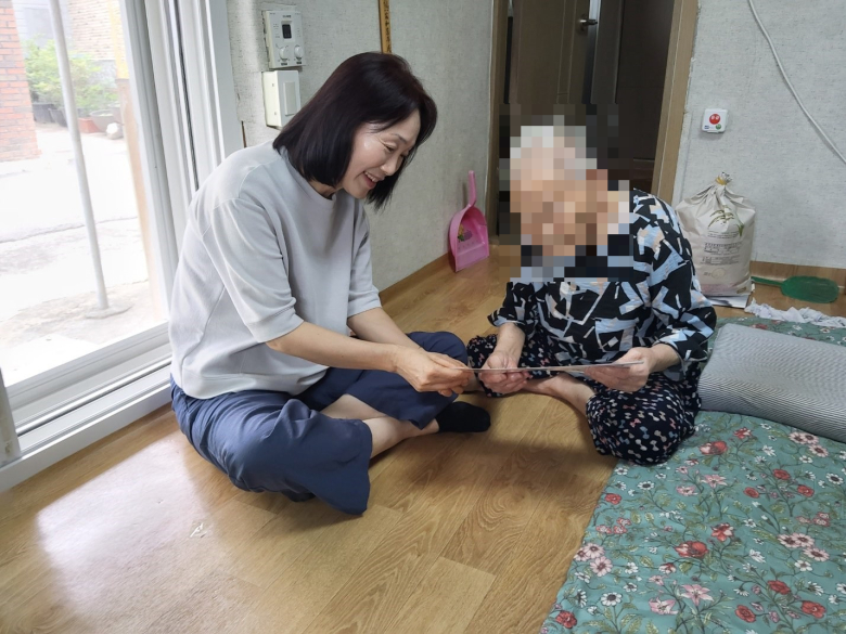의성군의 생활지원사가 독거노인의 안부를 확인하고 있다. [의성군제공]