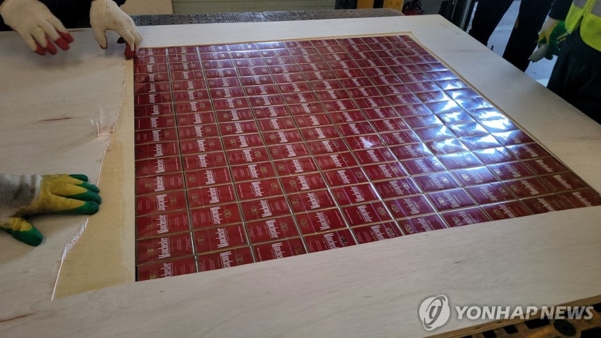 특수제작 합판 속에 토토사이트 필드원를 숨겨 호주로 밀수출하려다 적발된 상황[부산본부세관 제공]