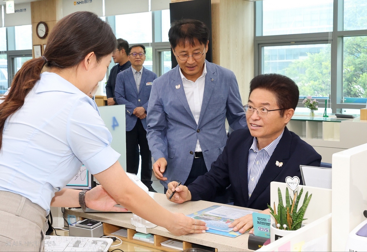 이철우 경북지사가 NH농협은행의 ‘APEC 2025 KOREA 성공 개최를 위한 예금’ 출시일인 4일 NH농협은행 경북도청지점에서 1호로 예금을 가입했다. [경북농협 제공]