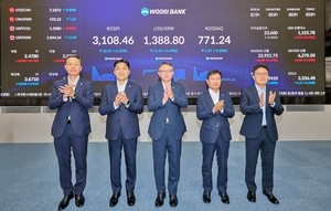 [Photo News] Woori Bank's dealing room revamped