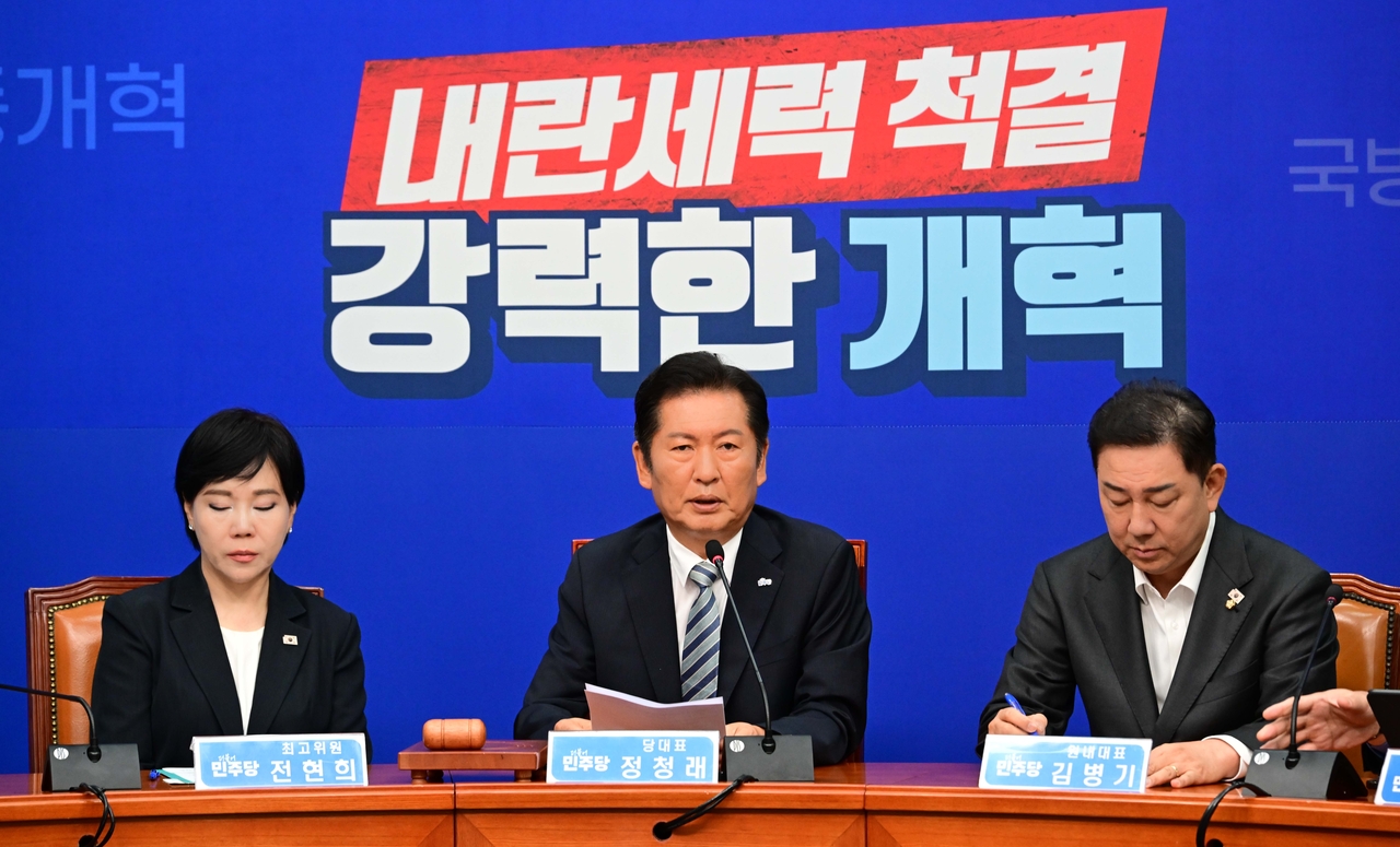 정청래 더불어민주당 대표가 4일 서울 여의도 국회에서 열린 최고위원회의에 참석해 현안에 관해 발언하고 있다. 이상섭 기자