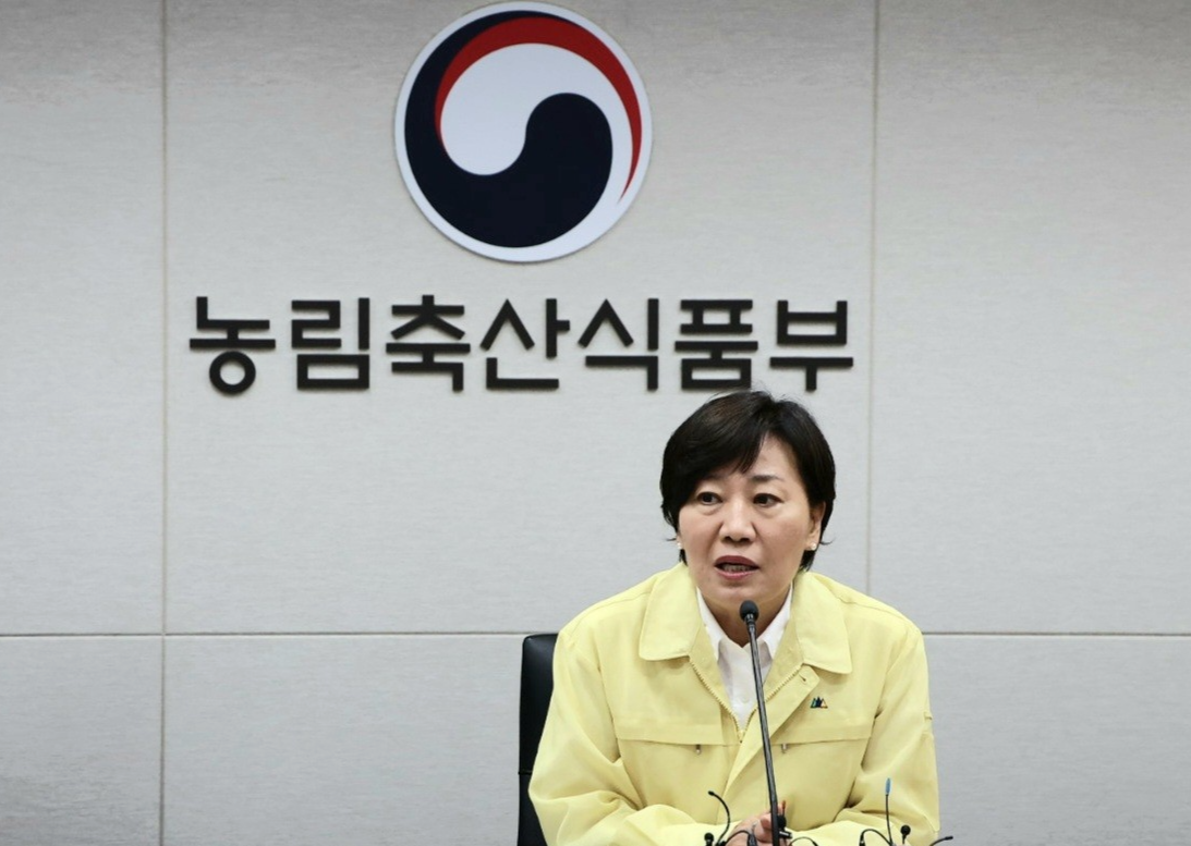 Minister of Agriculture, Food and Rural Affairs Song Mi-ryeong presides over an emergency meeting to assess the agricultural response to recent heavy rains at the Government Complex Sejong on July 18, 2025. (Yonhap)