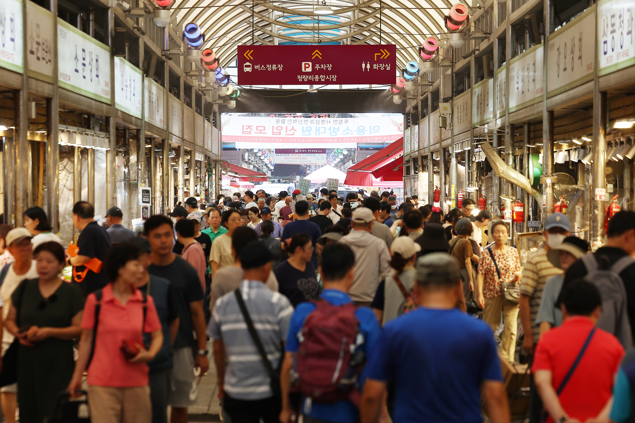 Shoppers walk through Cheongnyangni Market in Seoul on Sunday. (Yonhap)